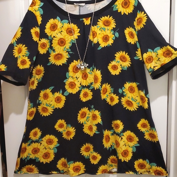 Tops - Pretty sunflower tee